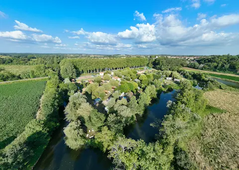 prise de vue aérienne du camping de saint aulaye