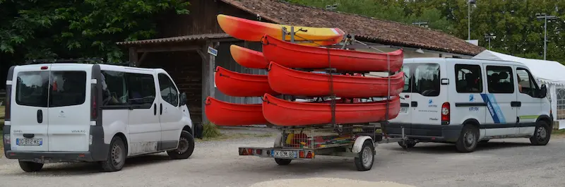 photo de deux camionnettes avec remorques et canoës en attelage