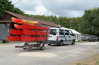 photo de canoës avec la camionnette HDM canoë prête à partir