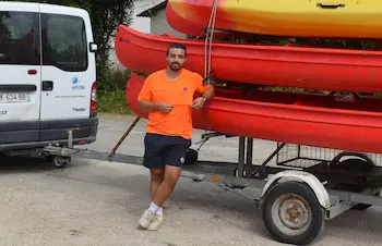 professionnel en train d'ajuster un gilet de sauvetage à une jeune femme
