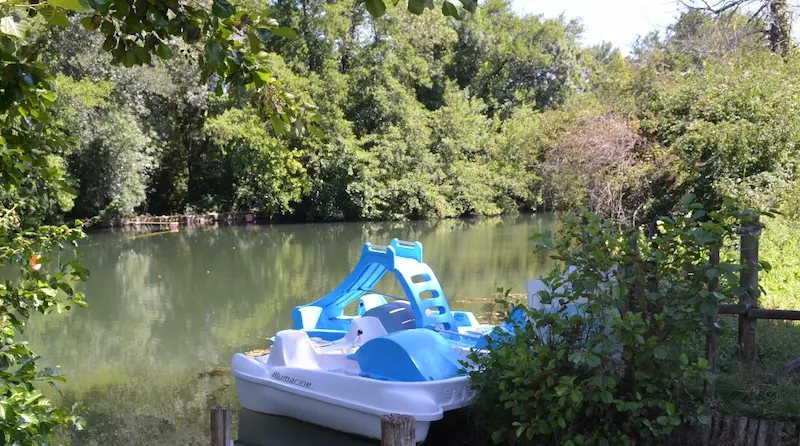 deux hommes dans un canoë double sur la rivière Dronne
